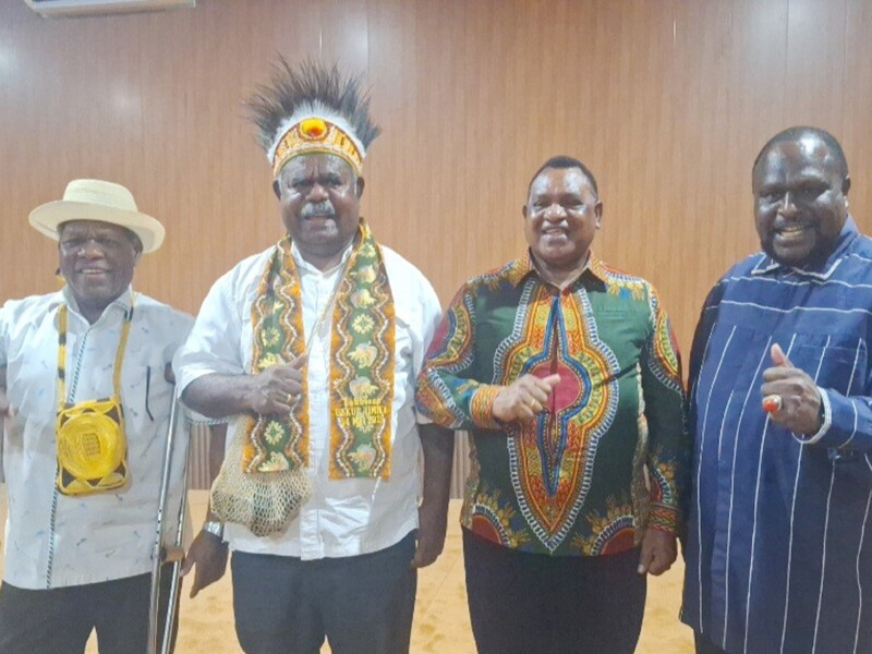 Gubernur Papua Barat Daya, Elisa Kambu (kedua dari kiri), Bupati Maybrat, Karel Murafer (kedua dari kanan), Sekda Mimika, Petrus Yumte (pertama dari kiri) dan Sekda Maybrat, Ferdinandus Taa foto bersama di Ruang VVIP, Bandara Internasional Mozes Kilangin Timika. (Foto: Yosefina/CN.com)
