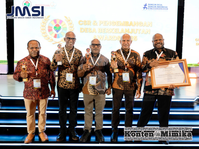 (Ketua Pembina Engel Enock bersama Pengurus YPMAK)